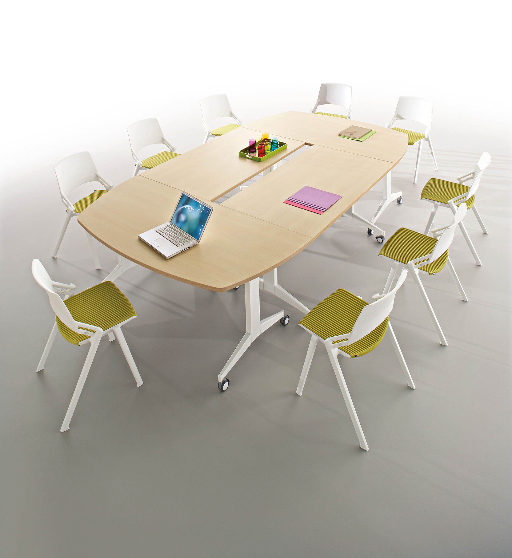 Design, légère et fonctionnelle, cette gamme de tables rabattables contribue aux besoins de flexibil...